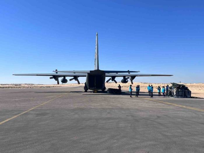 Türkiye’den Gazze’ye Sağlık Personeli Ve Tıbbi Malzeme Taşıyan Askeri Uçak Mısır’a İndi