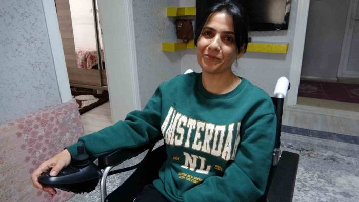 Engelli Kadın Akülü Tekerlekli Sandalyesine Kavuştu