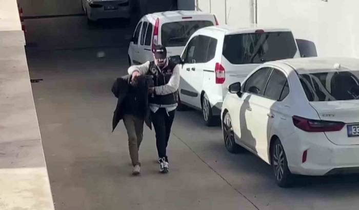Adana’da Sokakta Uyuşturucu Satan 3 Kişi Tutuklandı
