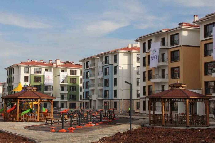 Kalıcı Deprem Konutlarına Teslim Öncesi Son Rötuşlar Yapılıyor