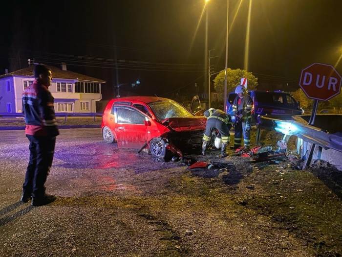 Amasya’da Otomobil Bariyerlere Çarptı: 1 Yaralı