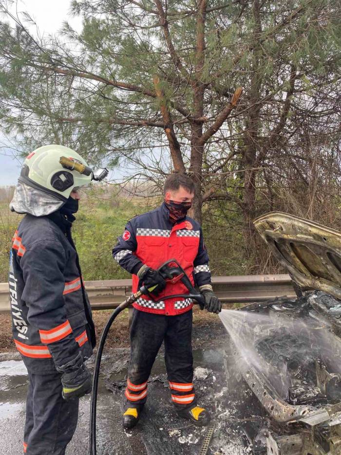 Otoyolda Seyir Halinde Alev Alan Otomobil Kullanılamaz Hale Geldi