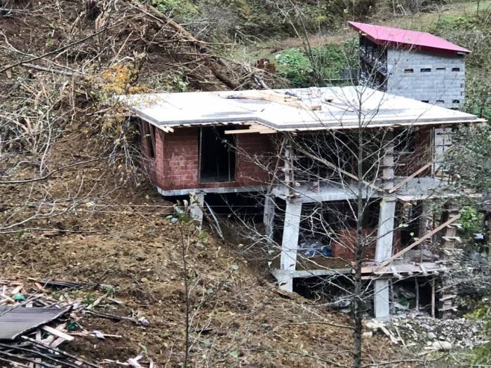 Arhavi’de Heyelan: Ev Zarar Gördü, Otomobil Toprak Altında Kaldı