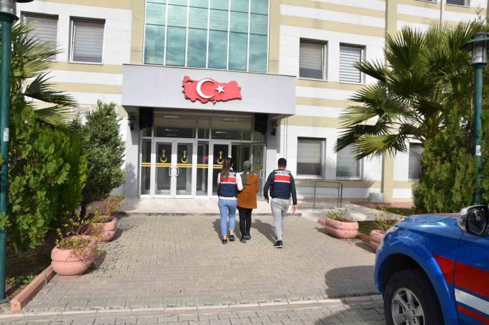 Osmaniye’de Fetö Hükümlüsü Kadın Kitaplık Arkasındaki Gizli Bölmede Yakalandı