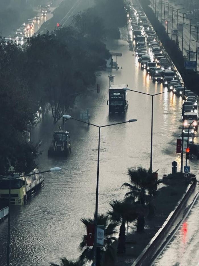 İncirliova Yolu Göle Döndü, Sürücüler Zor Anlar Yaşadı