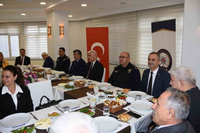 Balıkesir İl Emniyet Müdürü Muhtarlarla Buluştu