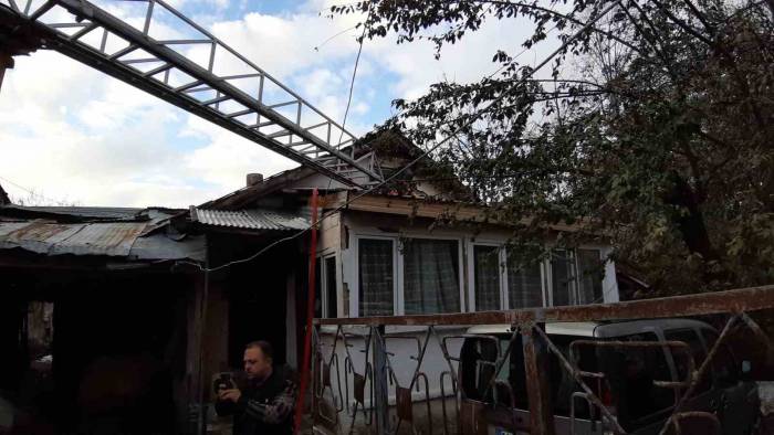 Ahşap Evde Elektrik Kabloları Yangın Çıkardı: 2 Kişi Dumandan Etkilendi