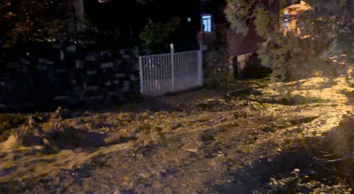 Bursa’da Sağanak Yağış Sele Dönüştü: Dereler Taştı, Yollar Göle Döndü