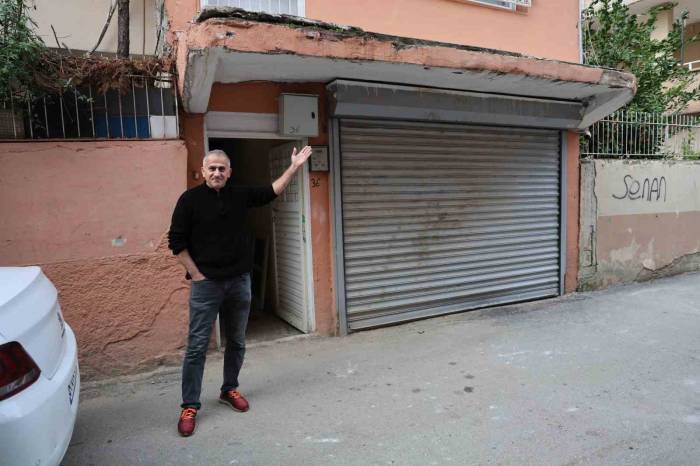 Kamyonet Balkona Çarptı, Ev Sahibi Deprem Oldu Zannetti