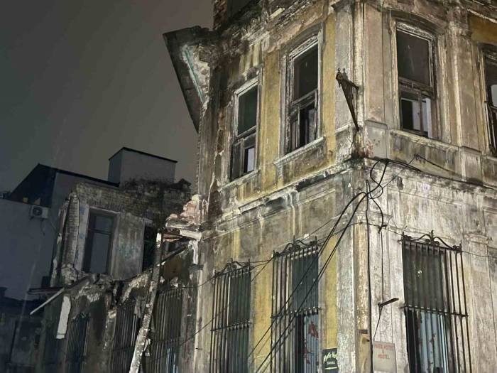 Fatih’te Metruk Binada Kısmi Çökme Meydana Geldi