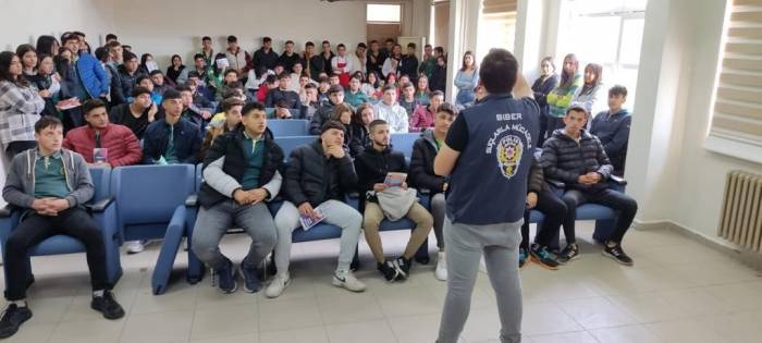 Siberay Ekibinden Öğrencilere Seminer