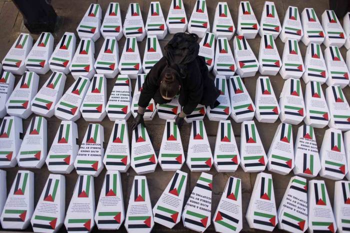 İngiltere’de Başbakanlık Konutu Yakınına 450’den Fazla Çocuk Tabutu Bırakıldı