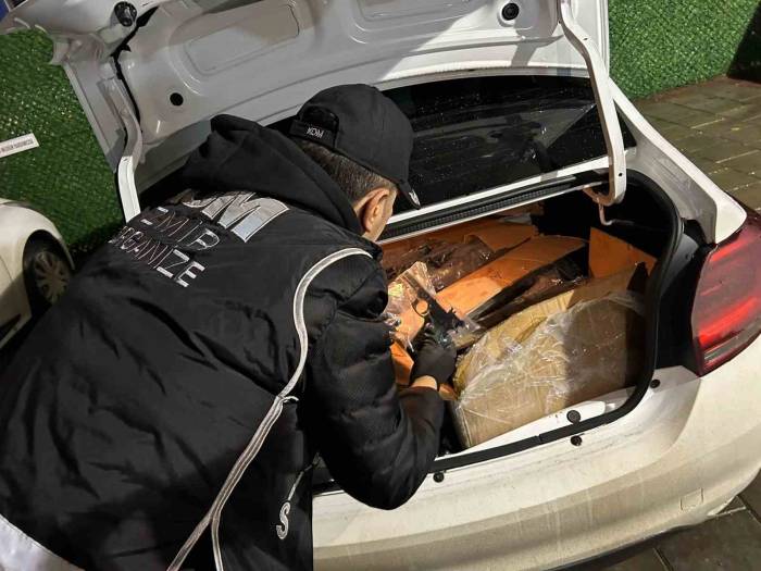 İzmir’de Yasa Dışı Silah Ticareti Yapan Çeteye Darbe
