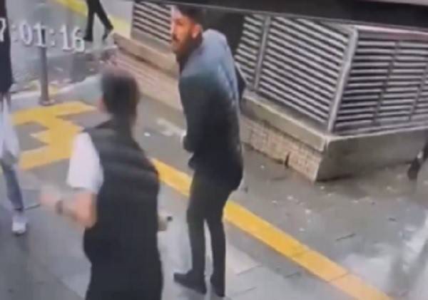 İzmir’de Kalabalığın Ortasında Silahlı Saldırı Kamerada