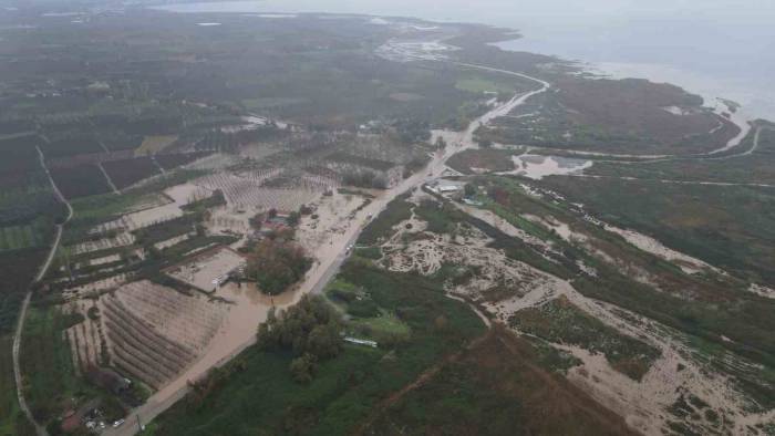 Bursa İznik’te Taşan Dereye Belediye Ekipleri Müdahale Etti