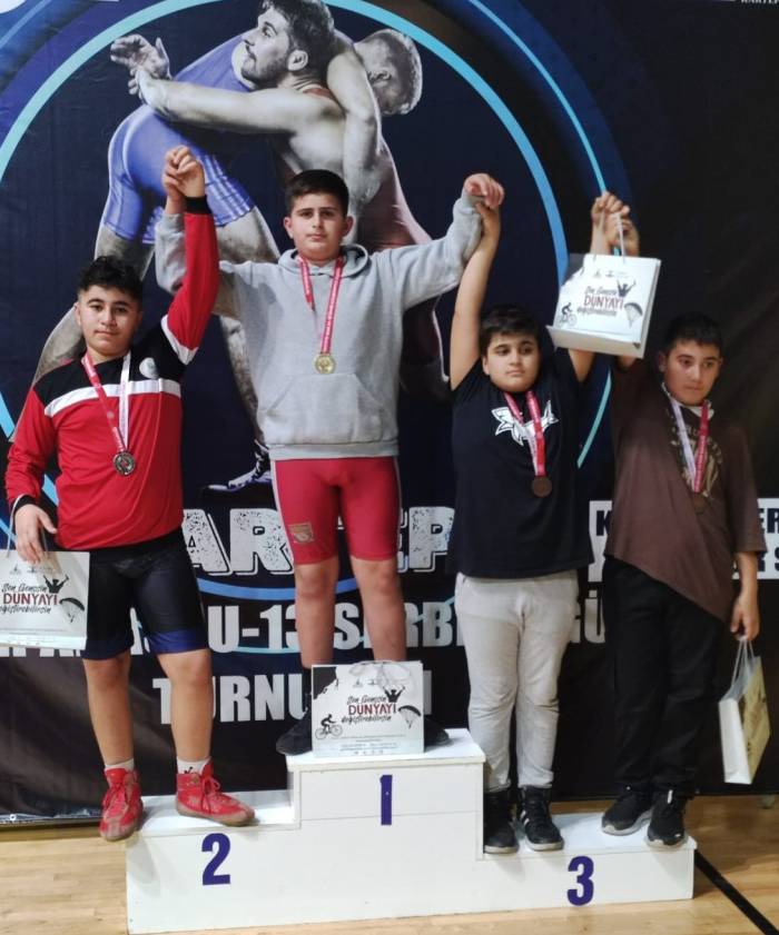 Körfezli Genç Güreşçiler İkinci Oldu