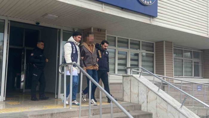 Banka Kartlarını Kiraya Vererek Dolandırıcılık Yapıyordu, Siber Polise Yakalandı
