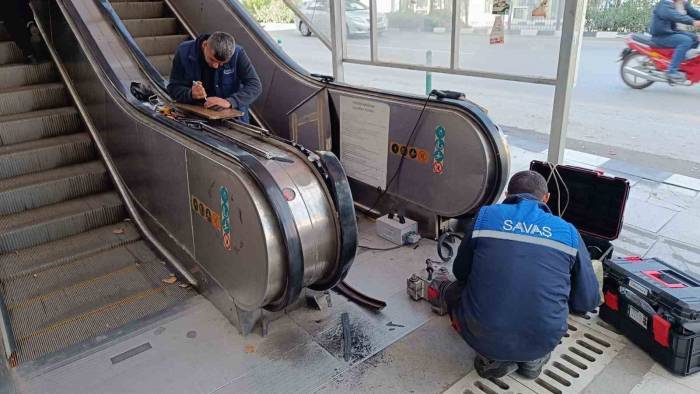 Manisa Büyükşehir Belediyesi Yürüyen Merdiveni Onarıyor