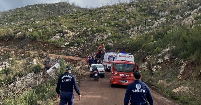 Marmaris’te Kereste Yüklü Kamyon Devrildi