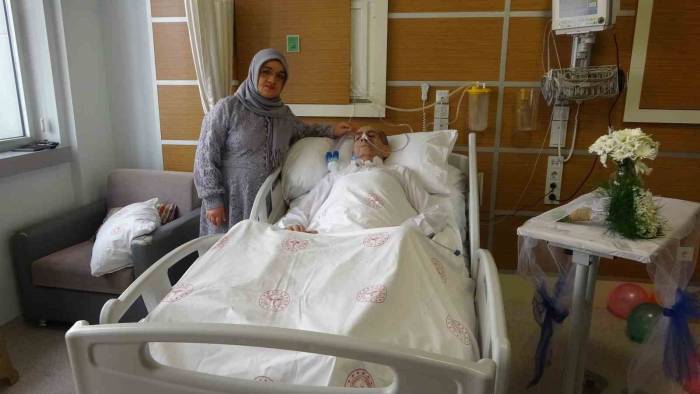 Solunum Hastası 5 Yıl Önce Boşandığı Eşiyle Hastanede Yeniden Evlendi