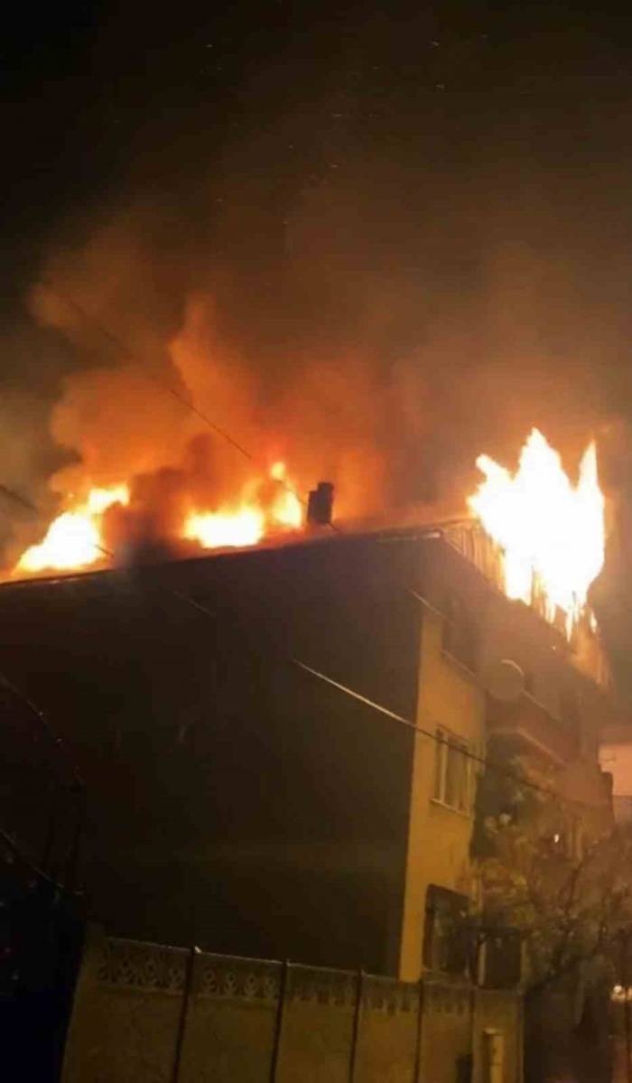 Binanın Çatısı Alev Alev Yandı