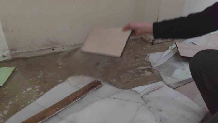 Sultangazi’de Önce Evlerini Su Bastı, Sonra Eşyaları Hırsızların Hedefi Oldu