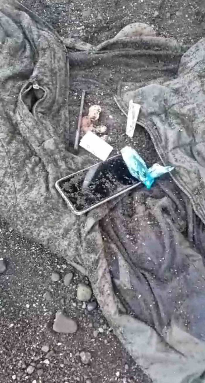 Trabzon’da Dalgalara Kapılan Lise Öğrencilerinden Birine Ait Olduğu İddia Edilen Hırka, Cep Telefonu Ve Kalem Bulundu