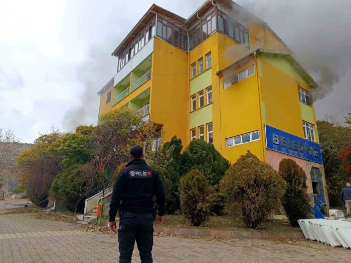Daha Önce Belediye Binası Ve Öğretmenevi Olarak Kullanılıyordu, Alevler İçinde Kaldı