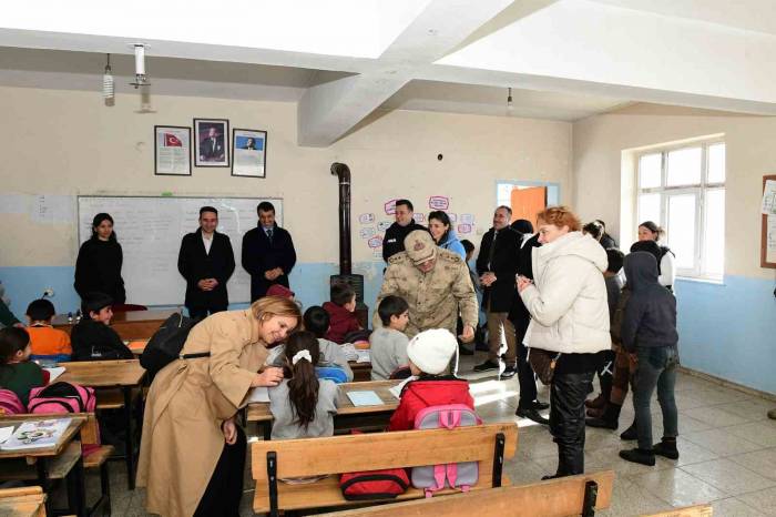 Çatak’ta Öğrencilere Mont Ve Kırtasiye Yardımı Yapıldı