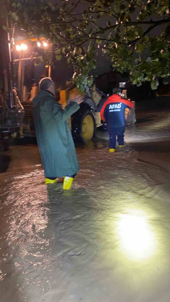 Yalova’da Su Basan Sitedeki 10 Kişi Kurtarıldı