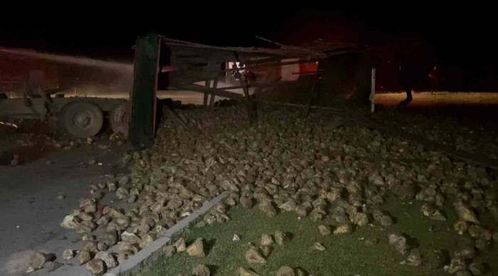 Süt Tankeri İle Pancar Yüklü Tır Çarpıştı: 2 Yaralı