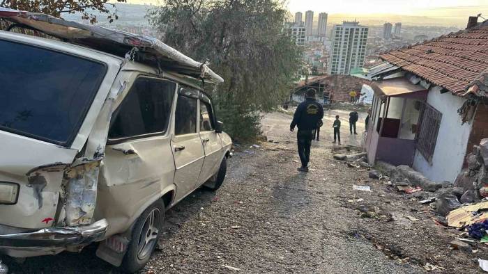Çöp Kamyonu Gecekondunun Çatısına Uçtu