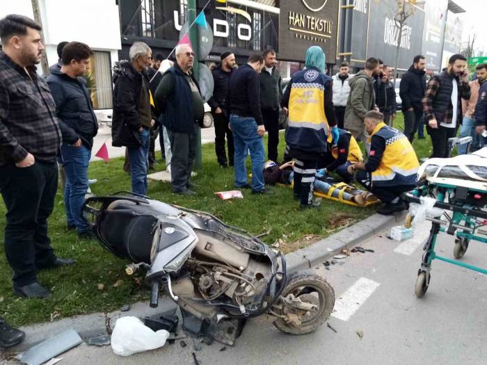 Kaza Anı Kamerada...otomobil İle Çarpışan Motosikletteki 2 Genç Yaralandı