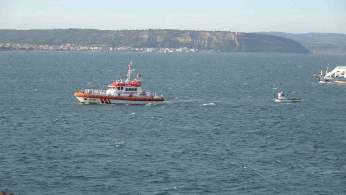 Çanakkale Boğazı’nda Sürüklenen Balıkçı Teknesi, Barınağa Yanaştırıldı
