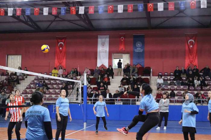 Ev Ekonomisine Katkı Sağlayan Kadınlardan Kurulan Takım Sonunda Rakip Buldu