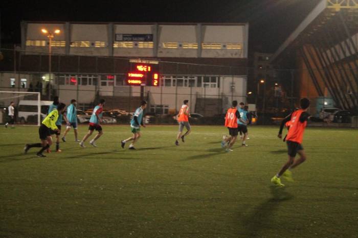 Dondurucu Havaya Aldırış Etmeyen Kyk Öğrencileri Top Koşturdular