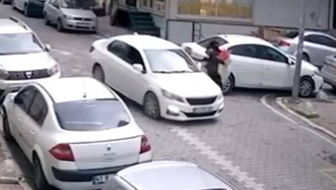 Esenyurt’ta Sokakta Yürüyen Kadını Eliyle Taciz Etti: O Anlar Kamerada