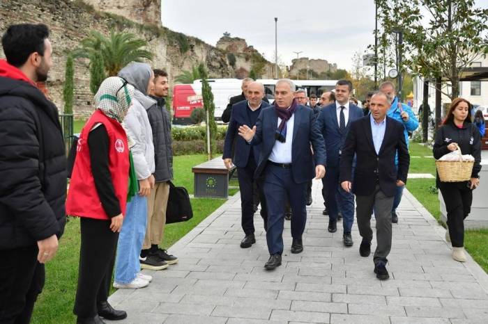 Fatih’te Liseli Gençlerle Lale Dikimi