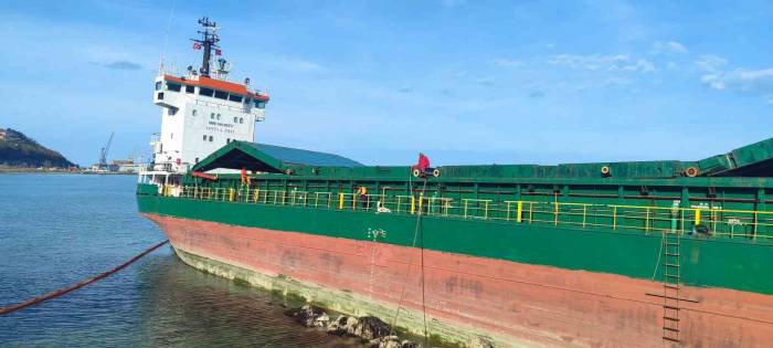 Kastamonu’da Karaya Oturan Gemideki 50 Ton Yakıt Tahliye Ediliyor