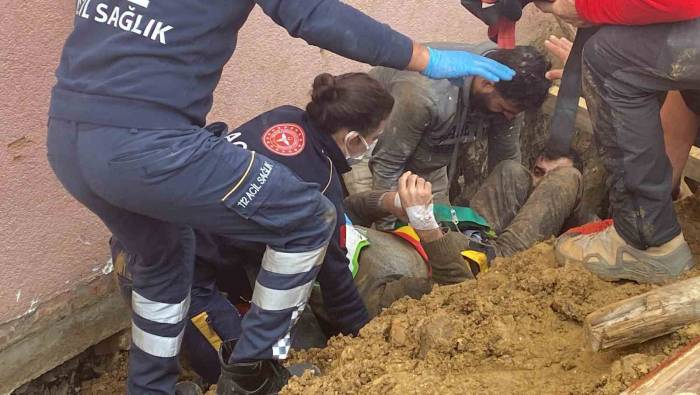 Boğazına Kadar Toprağa Gömülen İşçi Böyle Kurtarıldı