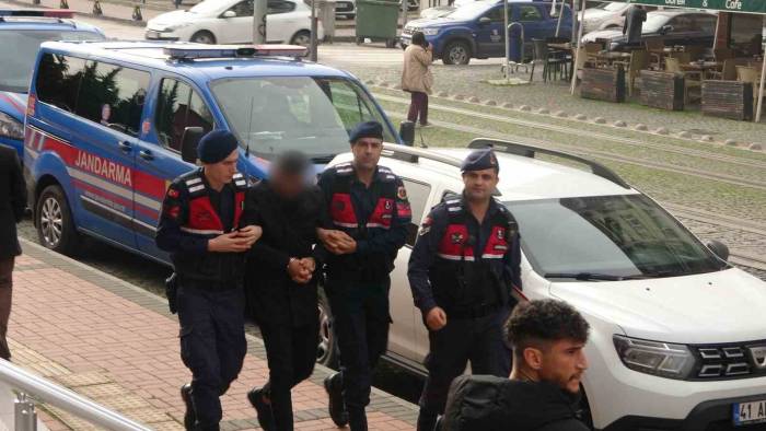Tek Tuş Dehşeti Önledi: Genç Kadının Yardımına 3 Dakikada Yetiştiler