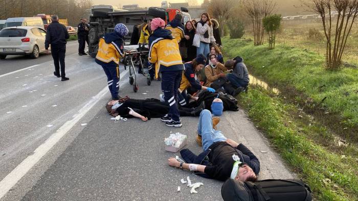 Otomobil Yolcu Minibüsüne Çarptı, Ortalık Savaş Alanına Döndü: 17 Yaralı
