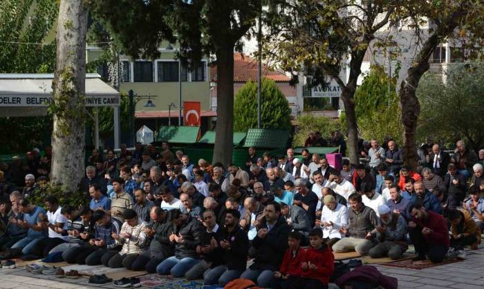 Cuma Namazında Filistin İçin Dua