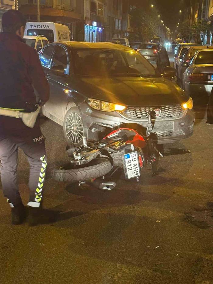 Otomobil İle Motosiklet Çarpıştı: Kaza Anı Kameralara Yansıdı