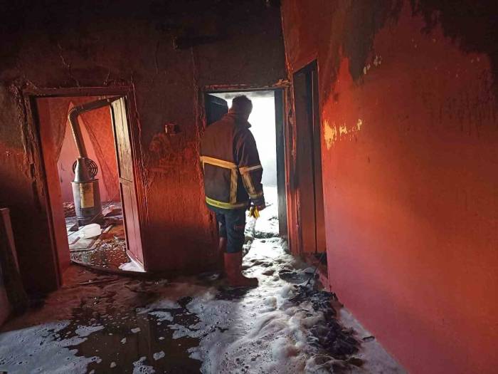 Yabancı Uyruklu Ailenin Çocuğu Çakmakla Oynadığı Sırada Evi Yaktı