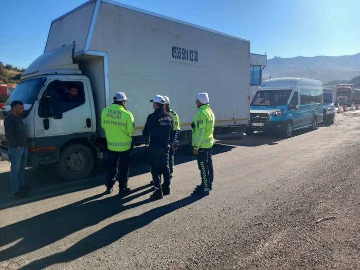 Şırnak’ta Trafik Ekipleri Zorunlu Kış Lastiği Denetimi Yaptı