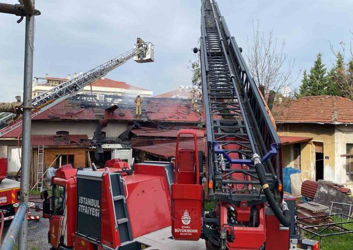 Üsküdar’da Marangozhane Çatısı Alev Alev Yandı