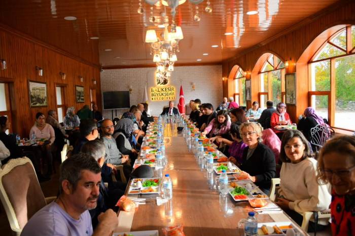 Ak Parti Edremit’te Engellileri Unutmadı