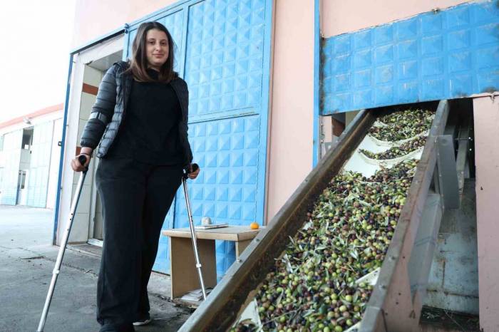 Depremde Ailesini Kaybeden Genç Kadın, Ampute Olan Bacağıyla Babasından Kalan Fabrikanın Başına Geçti