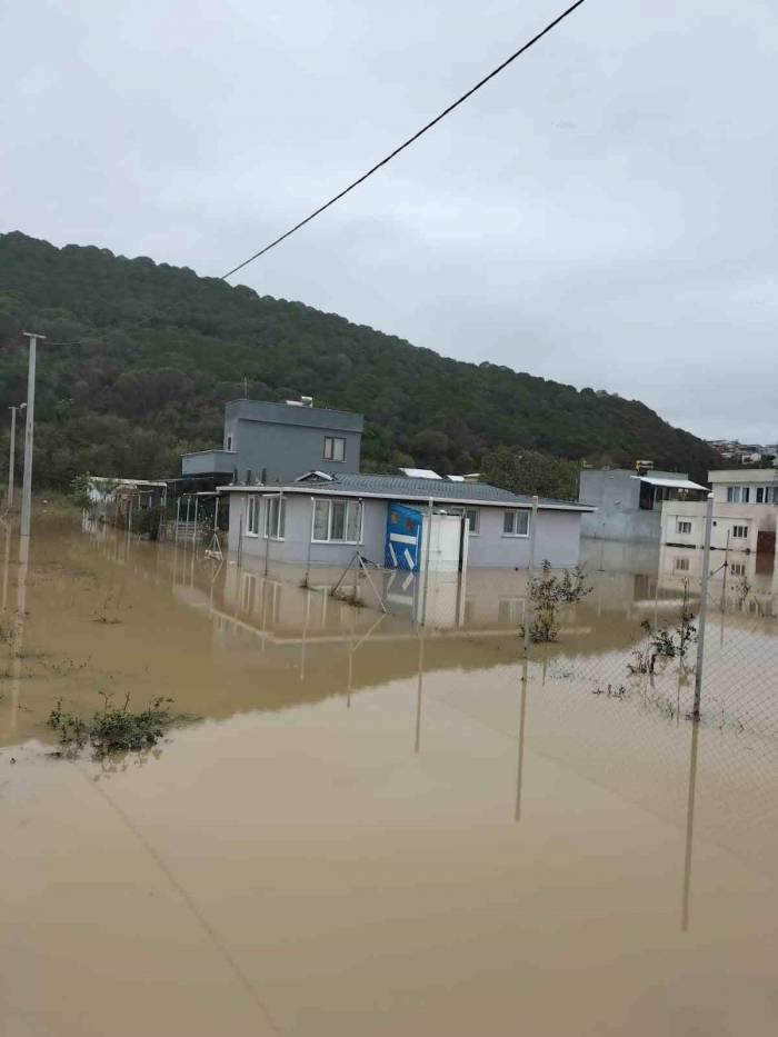 Bursa Mudanya’nın Sayfiye Mahallelerini Su Bastı